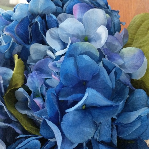 Faux hydrangea ceramic arrangement - Picture 4 of 4